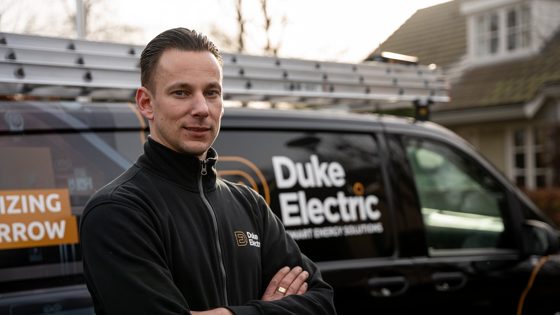 Jonne den Hertog, eigenaar van Duke Electric, bij de bus van het bedrijf